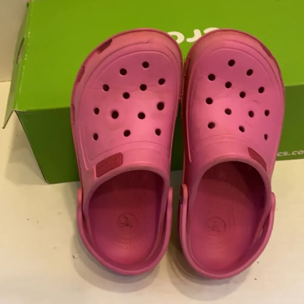 Crocs clogs pink size 2 j2‎